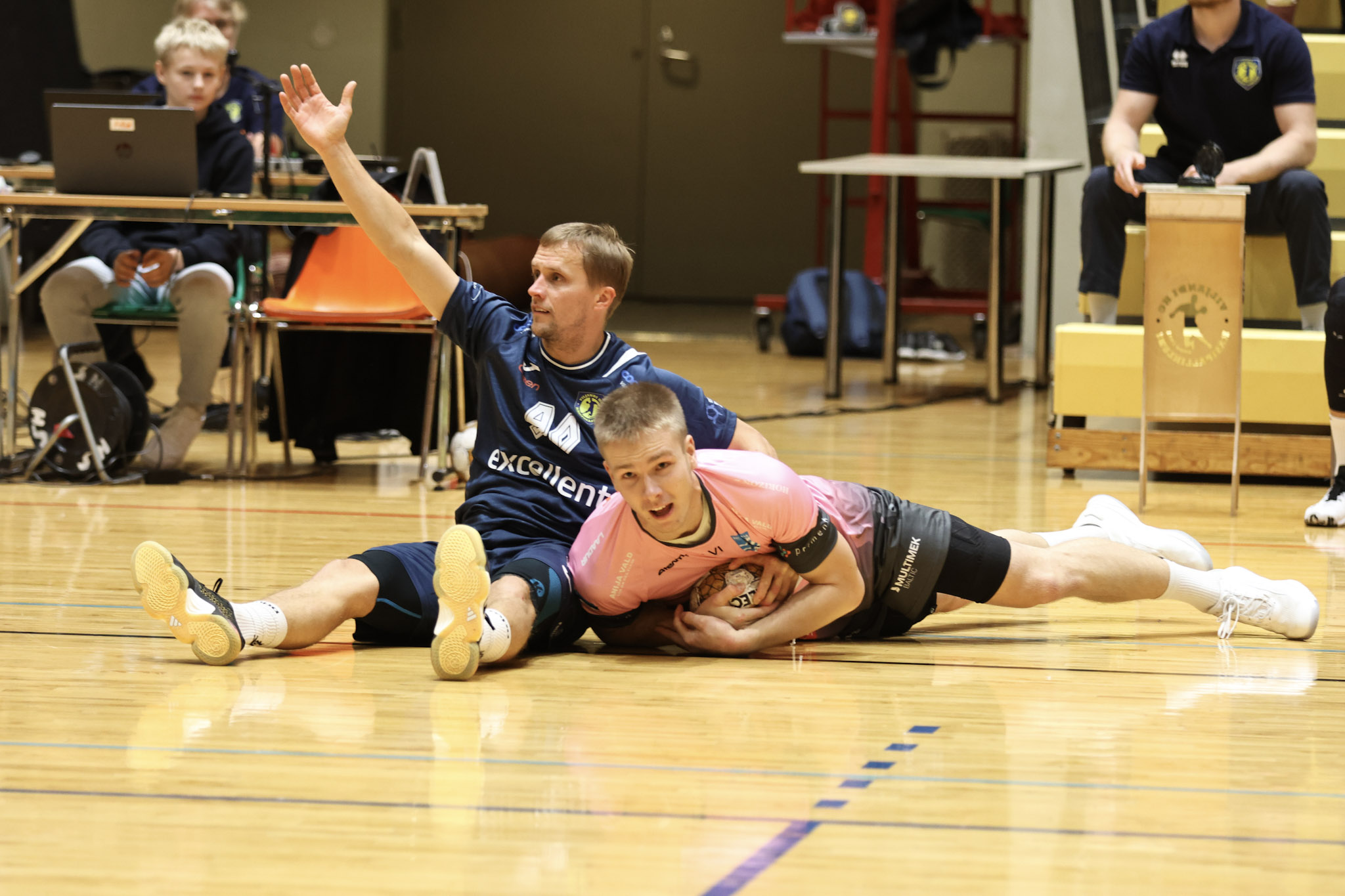 Meistriliiga jätkus kodusaalis. Kuigi koduseinad on toetavad, siis tuli seekord tunnistada HC Kehra Horizon Pulp&Paperi paremust 27:34 (14:15). Alustasime mängu